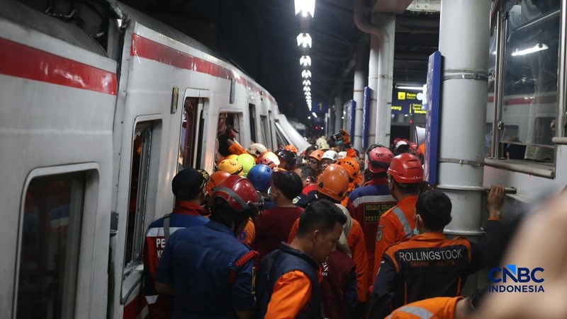 Suasana usai rangkaian commuter line ditertabrak KA Argo Bromo Anggrek di Stasiun Bekasi Timur, Jawa Barat, Senin (27/4/2026).