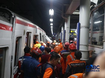 Suansa uusai rangkaian commuter line dtertabrak KA Argo Bromo Anggrek di Stasiun Bekasi Timur, Jawa Barat, Senin (27/4/2026). (CNBC Indonesia/Tias Budiarto)