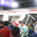Suansa uusai rangkaian commuter line dtertabrak KA Argo Bromo Anggrek di Stasiun Bekasi Timur, Jawa Barat, Senin (27/4/2026). (CNBC Indonesia/Tias Budiarto)