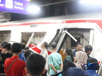 Suansa uusai rangkaian commuter line dtertabrak KA Argo Bromo Anggrek di Stasiun Bekasi Timur, Jawa Barat, Senin (27/4/2026). (CNBC Indonesia/Tias Budiarto)
