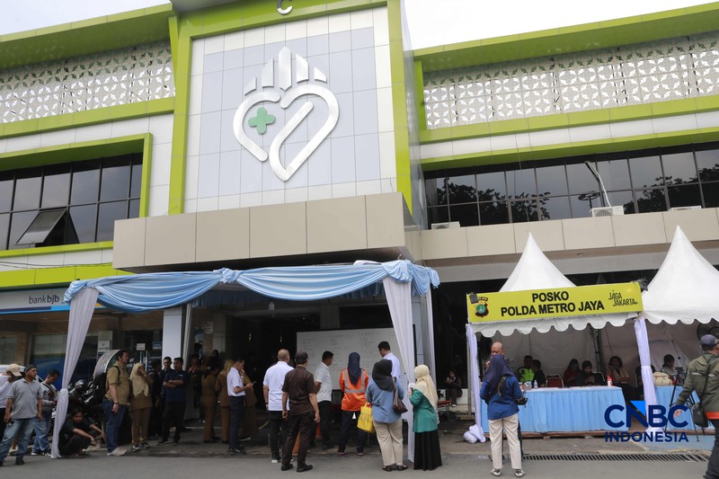 Menteri Koordinator Bidang Infrastruktur dan Pembangunan Kewilayahan, Agus Harimurti Yudhono (AHY) tiba di RSUD Bekasi untuk melihat korban kecelakaan kereta Api, Bekasi, Jawa Barat, Selasa (28/4/2026). (CNBC Indonesia/Muhammad Sabki)