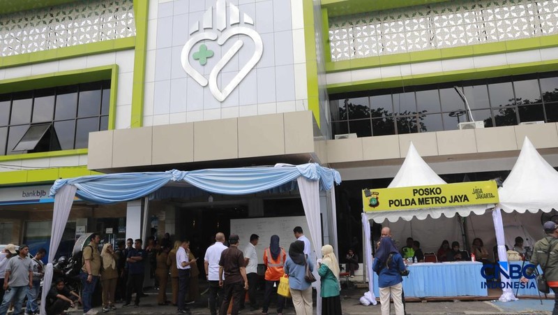 Suasana RSUD Bekasi tempat korban tabrakan keretea menjalani preawatan di Bekasi, Jawa Barat, Selasa (28/4/2026). (CNBC Indonesia/Muhammad Sabki)