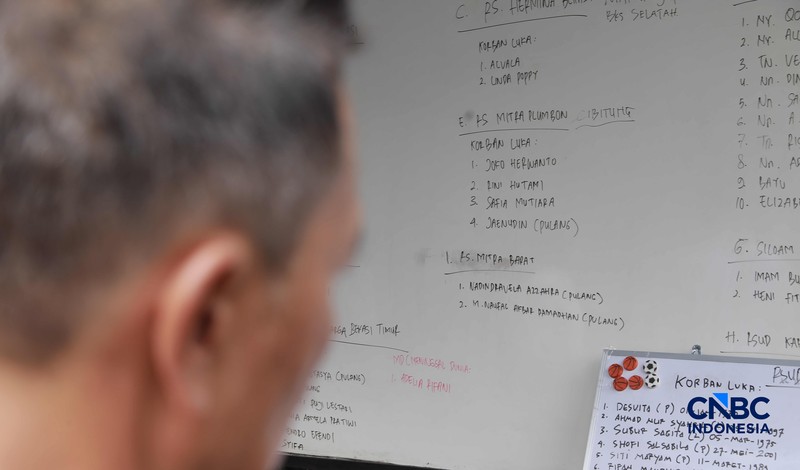 Menteri Koordinator Bidang Infrastruktur dan Pembangunan Kewilayahan, Agus Harimurti Yudhono (AHY) tiba di RSUD Bekasi untuk melihat korban kecelakaan kereta Api, Bekasi, Jawa Barat, Selasa (28/4/2026). (CNBC Indonesia/Muhammad Sabki)