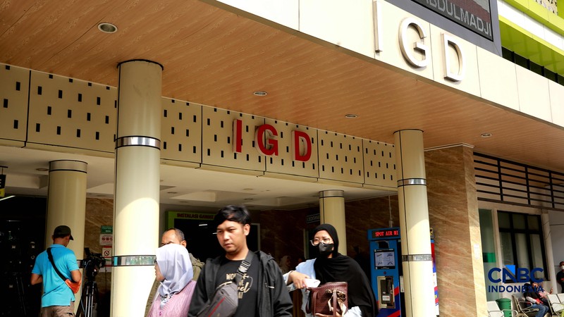 Menteri Koordinator Bidang Infrastruktur dan Pembangunan Kewilayahan, Agus Harimurti Yudhono (AHY) tiba di RSUD Bekasi untuk melihat korban kecelakaan kereta Api, Bekasi, Jawa Barat, Selasa (28/4/2026). (CNBC Indonesia/Muhammad Sabki)