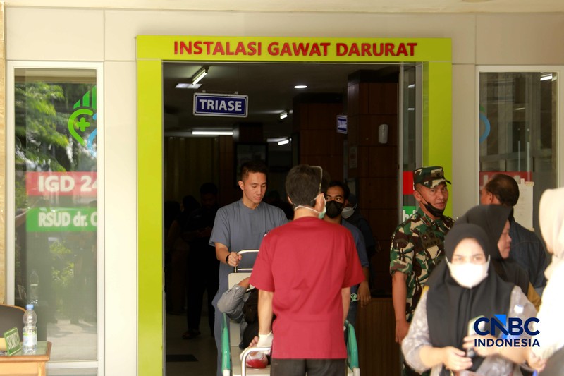 Menteri Koordinator Bidang Infrastruktur dan Pembangunan Kewilayahan, Agus Harimurti Yudhono (AHY) tiba di RSUD Bekasi untuk melihat korban kecelakaan kereta Api, Bekasi, Jawa Barat, Selasa (28/4/2026). (CNBC Indonesia/Muhammad Sabki)