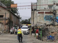 Warga melintasi perlintasan kereta Jalan Ampera, Bekasi, Selasa (28/4/2026). (CNBC Indonesia/Muhammad Sabki)
