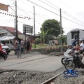Warga melintasi perlintasan kereta Jalan Ampera, Bekasi, Selasa (28/4/2026). (CNBC Indonesia/Muhammad Sabki)