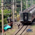 Warga melintasi perlintasan kereta Jalan Ampera, Bekasi, Selasa (28/4/2026). (CNBC Indonesia/Muhammad Sabki)