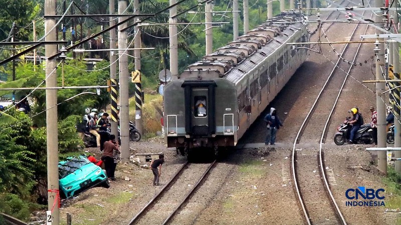 Warga melintasi perlintasan kereta Jalan Ampera, Bekasi, Selasa (28/4/2026). (CNBC Indonesia/Muhammad Sabki)