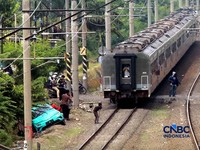 Warga melintasi perlintasan kereta Jalan Ampera, Bekasi, Selasa (28/4/2026). (CNBC Indonesia/Muhammad Sabki)