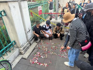 Berduka Kecelakaan Maut Kereta, Warga Tabur Bunga di Stasiun Bekasi Timur