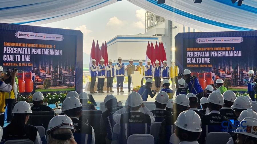Acara peresmian groundbreaking Proyek Hilirisasi Fase ke-2 pengembangan batu bara menjadi Dimethyl Ether (DME) di Kawasan Industri Bukit Asam PTBA di Tanjung Enim, Sumatra Selatan, Rabu (29/4/2026). (CNBC Indonesoa/Verda Nano Setiawan)
