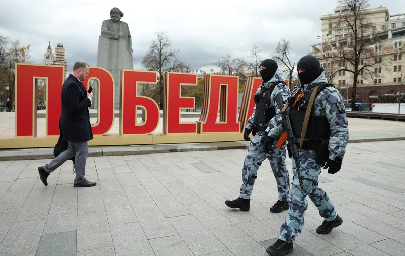 Anggota Garda Nasional Rusia (Rosgvardiya) berpatroli di area dekat Lapangan Merah di Moskow, Rusia, Rabu (28/4/2026). (REUTERS/Ramil Sitdikov)