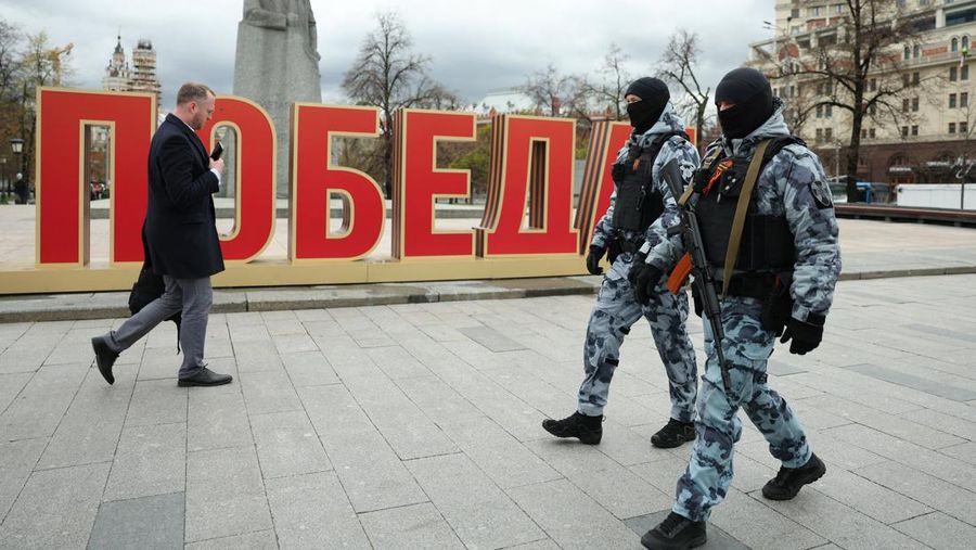 Anggota Garda Nasional Rusia (Rosgvardiya) berpatroli di area dekat Lapangan Merah di Moskow, Rusia, Rabu (28/4/2026). (REUTERS/Ramil Sitdikov)