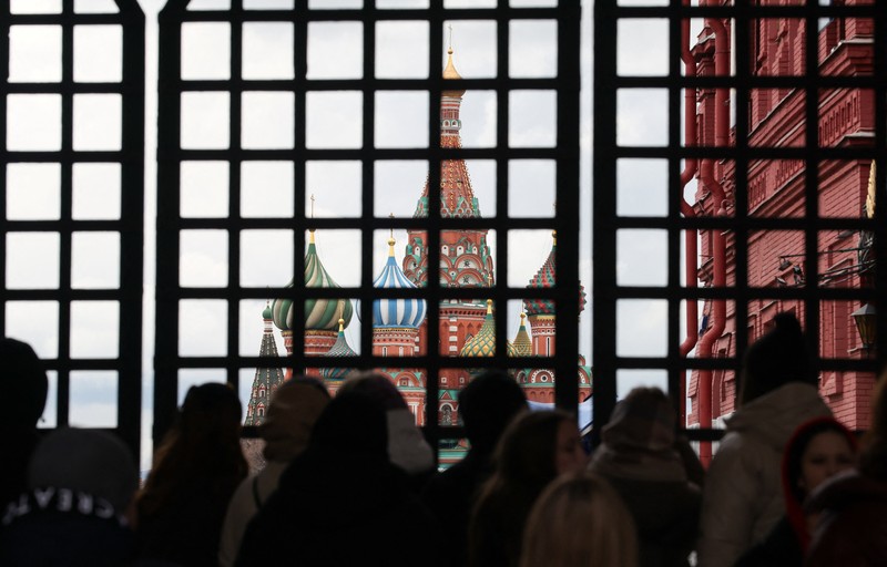 Anggota Garda Nasional Rusia (Rosgvardiya) berpatroli di area dekat Lapangan Merah di Moskow, Rusia, Rabu (28/4/2026). (REUTERS/Ramil Sitdikov)