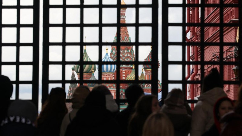 Anggota Garda Nasional Rusia (Rosgvardiya) berpatroli di area dekat Lapangan Merah di Moskow, Rusia, Rabu (28/4/2026). (REUTERS/Ramil Sitdikov)