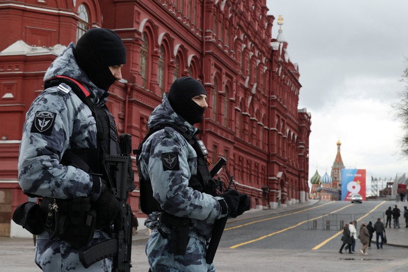 Anggota Garda Nasional Rusia (Rosgvardiya) berpatroli di area dekat Lapangan Merah di Moskow, Rusia, Rabu (28/4/2026). (REUTERS/Ramil Sitdikov)