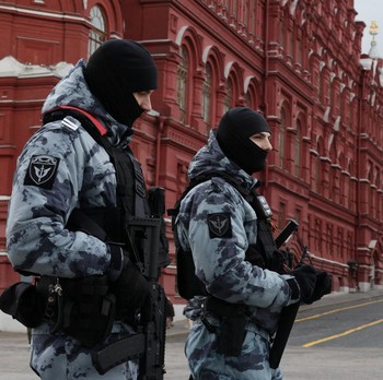 Anggota Garda Nasional Rusia (Rosgvardiya) berpatroli di area dekat Lapangan Merah di Moskow, Rusia, Rabu (28/4/2026). (REUTERS/Ramil Sitdikov)