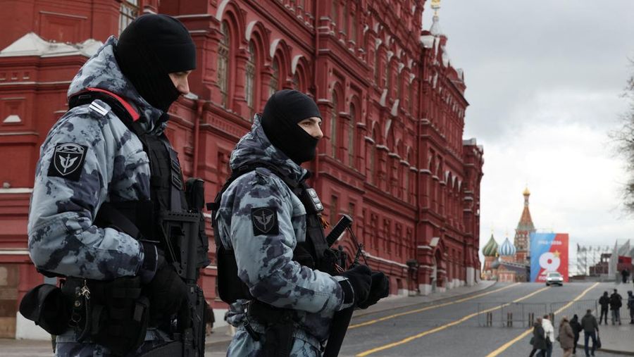 Anggota Garda Nasional Rusia (Rosgvardiya) berpatroli di area dekat Lapangan Merah di Moskow, Rusia, Rabu (28/4/2026). (REUTERS/Ramil Sitdikov)