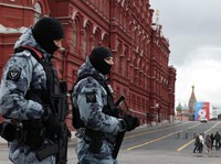 Anggota Garda Nasional Rusia (Rosgvardiya) berpatroli di area dekat Lapangan Merah di Moskow, Rusia, Rabu (28/4/2026). (REUTERS/Ramil Sitdikov)