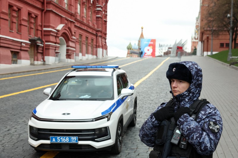 Anggota Garda Nasional Rusia (Rosgvardiya) berpatroli di area dekat Lapangan Merah di Moskow, Rusia, Rabu (28/4/2026). (REUTERS/Ramil Sitdikov)
