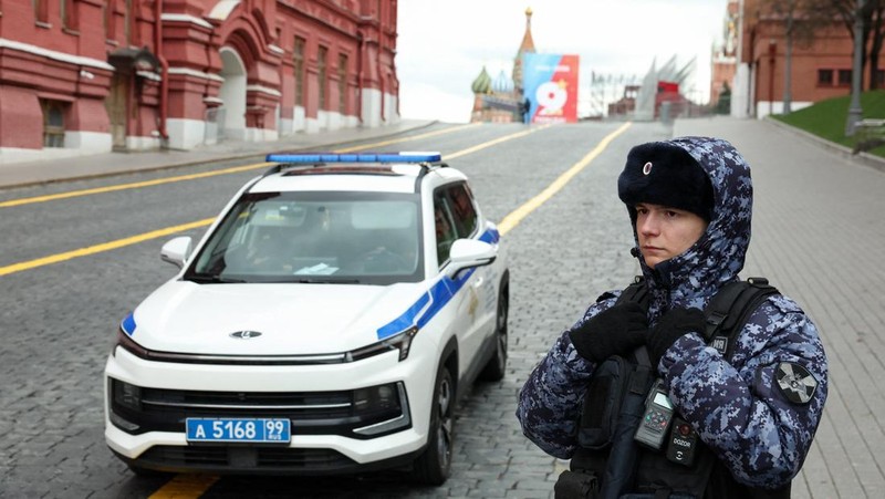 Anggota Garda Nasional Rusia (Rosgvardiya) berpatroli di area dekat Lapangan Merah di Moskow, Rusia, Rabu (28/4/2026). (REUTERS/Ramil Sitdikov)
