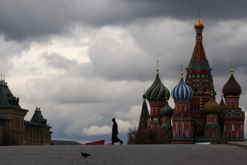 Anggota Garda Nasional Rusia (Rosgvardiya) berpatroli di area dekat Lapangan Merah di Moskow, Rusia, Rabu (28/4/2026). (REUTERS/Ramil Sitdikov)