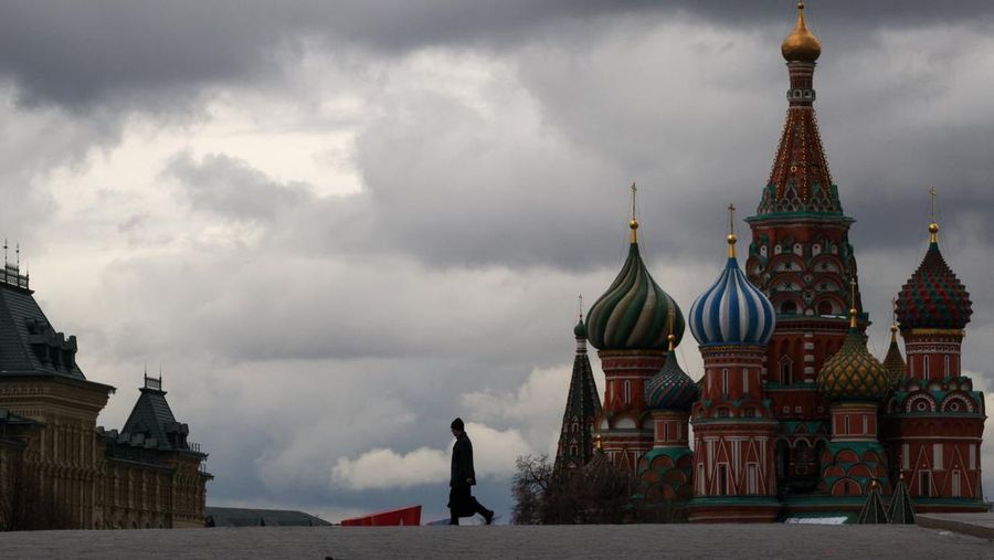 Anggota Garda Nasional Rusia (Rosgvardiya) berpatroli di area dekat Lapangan Merah di Moskow, Rusia, Rabu (28/4/2026). (REUTERS/Ramil Sitdikov)