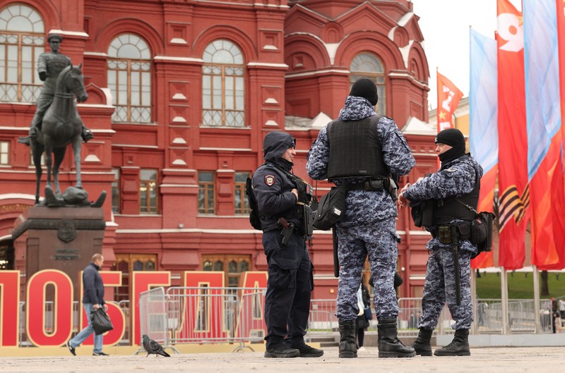 Anggota Garda Nasional Rusia (Rosgvardiya) berpatroli di area dekat Lapangan Merah di Moskow, Rusia, Rabu (28/4/2026). (REUTERS/Ramil Sitdikov)