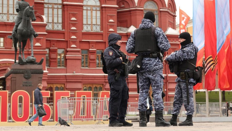 Anggota Garda Nasional Rusia (Rosgvardiya) berpatroli di area dekat Lapangan Merah di Moskow, Rusia, Rabu (28/4/2026). (REUTERS/Ramil Sitdikov)