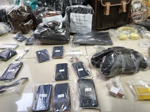 Penampakan Barang Penumpang KRL Korban Tabrakan Kereta di Bekasi
