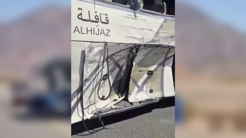 Bus jemaah haji Indonesia kecelakaan. (Tangkapan Layar Video/X)