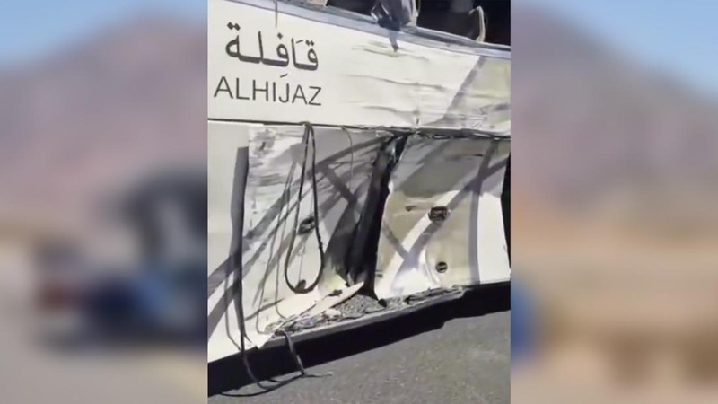 Bus jemaah haji Indonesia kecelakaan. (Tangkapan Layar Video/X)