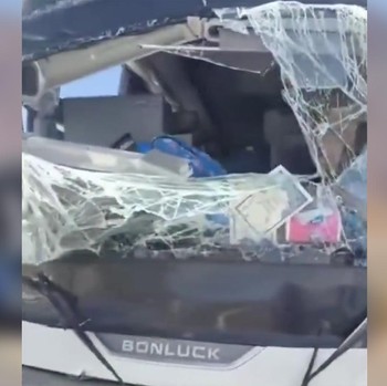 Bus jemaah haji Indonesia kecelakaan. (Tangkapan Layar Video/X)