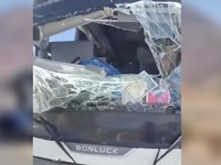 Bus jemaah haji Indonesia kecelakaan. (Tangkapan Layar Video/X)