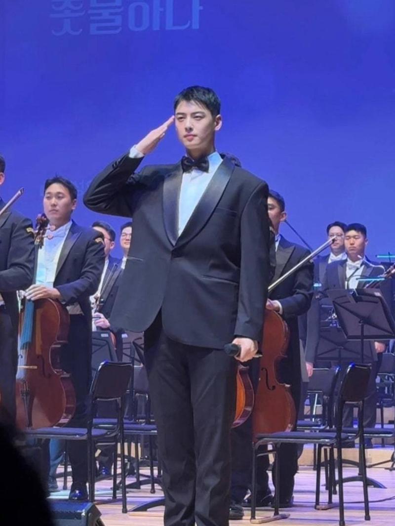 Penampilan Perdana Cha Eun Woo Usai Skandal Pajak, Nyanyi di Orkestra