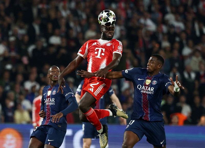 Willian Pacho dan Marquinhos bertepuk tangan kepada para penggemar usai laga Paris Saint-Germain melawan Bayern Munich pada leg pertama semifinal Liga Champions UEFA di Parc des Princes, Selasa (28/4/2026). (REUTERS/Sarah Meyssonnier)