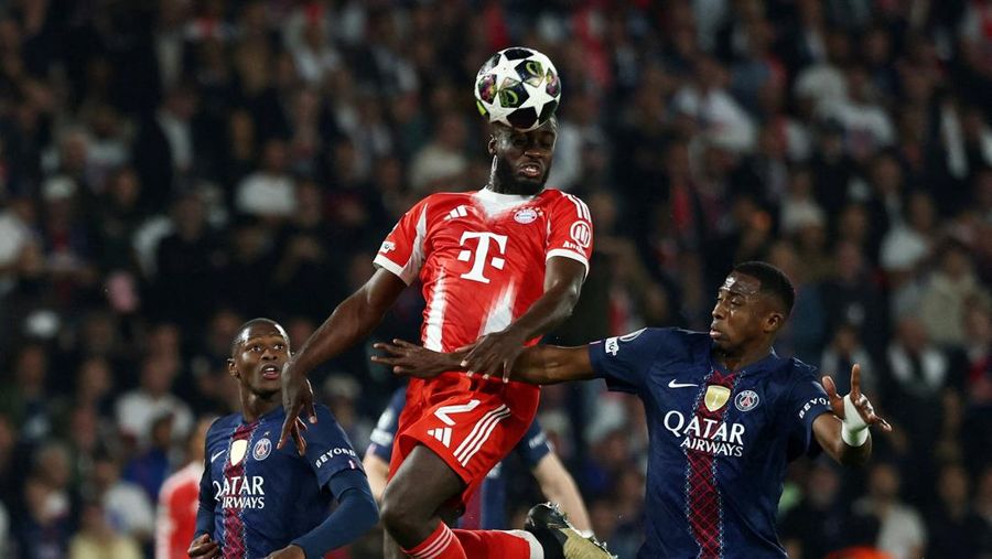 Dayot Upamecano mencetak gol ketiga Bayern Munich saat menghadapi Paris Saint-Germain pada leg pertama semifinal Liga Champions UEFA di Parc des Princes, Selasa (28/4/2026).