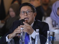 Dewan Pengawas Indonesian Mining Association, Raden Sukhyar menyampaikan pemaparan dalam acara EV Transition in Mining Industry Outlook 2026 di Jakarta, Rabu (29/4/2026). (CNBC Indonesia/Tri Susilo)