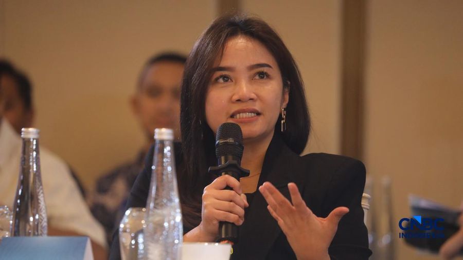 Direktur Eksekutif Asosiasi Pertambangan Batubara Indonesia, Gita Mahyarani menyampaikan pemaparan dalam acara EV Transition in Mining Industry Outlook 2026 di Jakarta, Rabu (29/4/2026). (CNBC Indonesia/Tri Susilo)