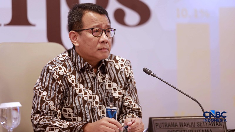 Direktur Utama BNI Putrama Wahju Setyawan (tengah), bersama Direktur Finance &amp; Strategy BNI Hussein Paolo Kartadjoemena, dan Direktur Risk Management BNI David Pirzada berbincang sebelum menyampaikan paparan kinerja kuartal I 2026 di Gedung Grha BNI, Jakarta, Rabu (29/04/2026). (CNBC Indonesia/Muhammad Sabki)