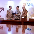 Direktur Utama BNI Putrama Wahju Setyawan (tengah), bersama Direktur Finance & Strategy BNI Hussein Paolo Kartadjoemena, dan Direktur Risk Management BNI David Pirzada berbincang sebelum menyampaikan paparan kinerja kuartal I 2026 di Gedung Grha BNI,