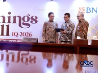 Direktur Utama BNI Putrama Wahju Setyawan (tengah), bersama Direktur Finance & Strategy BNI Hussein Paolo Kartadjoemena, dan Direktur Risk Management BNI David Pirzada berbincang sebelum menyampaikan paparan kinerja kuartal I 2026 di Gedung Grha BNI,