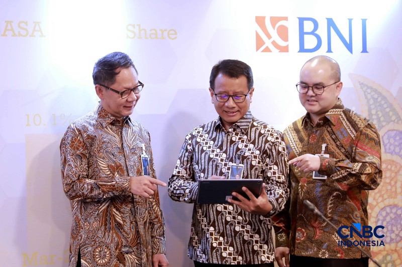 Direktur Utama BNI Putrama Wahju Setyawan (tengah), bersama Direktur Finance &amp; Strategy BNI Hussein Paolo Kartadjoemena, dan Direktur Risk Management BNI David Pirzada berbincang sebelum menyampaikan paparan kinerja kuartal I 2026 di Gedung Grha BNI, Jakarta, Rabu (29/04/2026). (CNBC Indonesia/Muhammad Sabki)