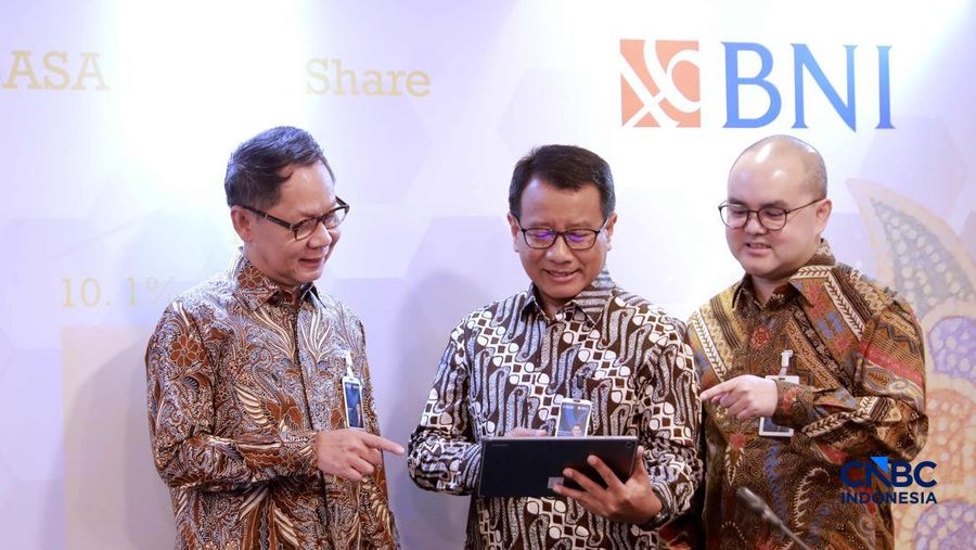 Direktur Utama BNI Putrama Wahju Setyawan (tengah), bersama Direktur Finance & Strategy BNI Hussein Paolo Kartadjoemena, dan Direktur Risk Management BNI David Pirzada berbincang sebelum menyampaikan paparan kinerja kuartal I 2026 di Gedung Grha BNI, Jakarta, Rabu (29/04/2026).