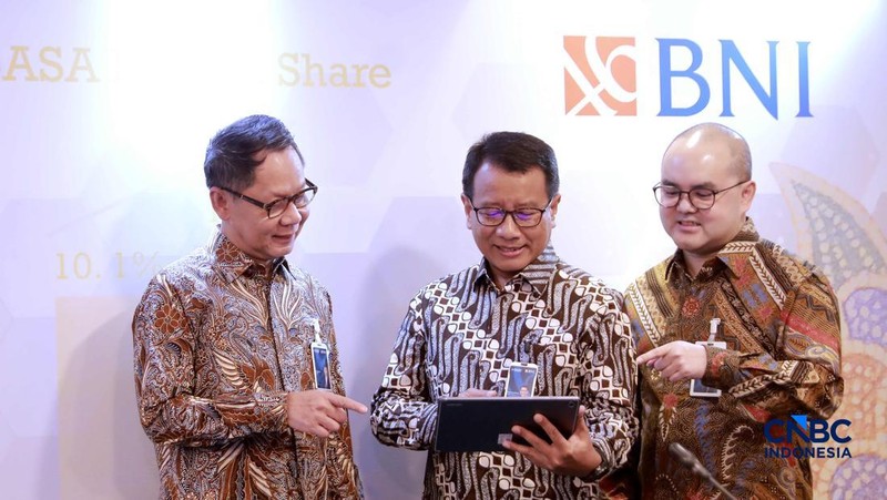Direktur Utama BNI Putrama Wahju Setyawan (tengah), bersama Direktur Finance & Strategy BNI Hussein Paolo Kartadjoemena, dan Direktur Risk Management BNI David Pirzada berbincang sebelum menyampaikan paparan kinerja kuartal I 2026 di Gedung Grha BNI, Jakarta, Rabu (29/04/2026).