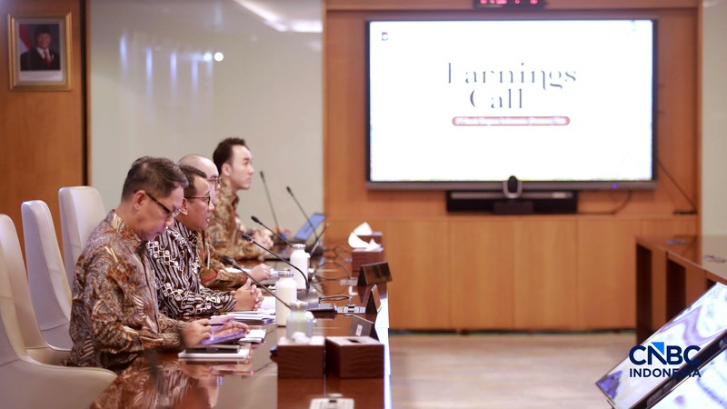 Direktur Utama BNI Putrama Wahju Setyawan (tengah), bersama Direktur Finance &amp; Strategy BNI Hussein Paolo Kartadjoemena, dan Direktur Risk Management BNI David Pirzada berbincang sebelum menyampaikan paparan kinerja kuartal I 2026 di Gedung Grha BNI, Jakarta, Rabu (29/04/2026). (CNBC Indonesia/Muhammad Sabki)