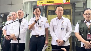 Direktur Utama KAI, Bobby Rasyidin saat konferensi pers update kecelakaan kereta api di Bekasi Timur, Rabu (29/4/2026). (Dok. KAI)