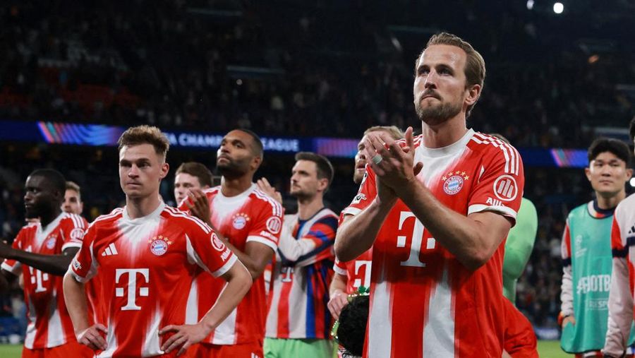 Harry Kane memberikan tepuk tangan kepada para penggemar usai pertandingan antara Paris Saint-Germain dan Bayern Munich pada leg pertama semifinal Liga Champions UEFA di Parc des Princes, Selasa (28/4/2026).