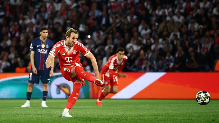 Harry Kane mencetak gol pertama Bayern Munich melalui titik penalti saat menghadapi Paris Saint-Germain pada leg pertama semifinal Liga Champions UEFA di Parc des Princes, Selasa (28/4/2026).
